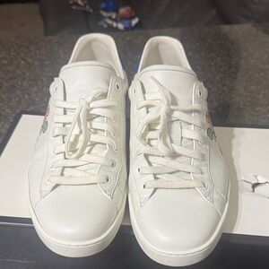 Gucci White Leather Low-Top Sneakers with Floral Embroidery